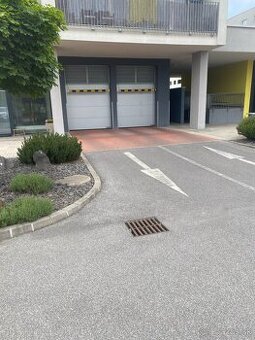 Vnútorné garážové stojisko - Rezidencia Hron