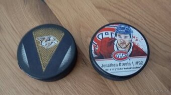 Hokejové puky NHL.