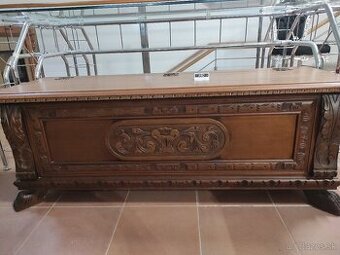 Drevená truhlica s rezbou