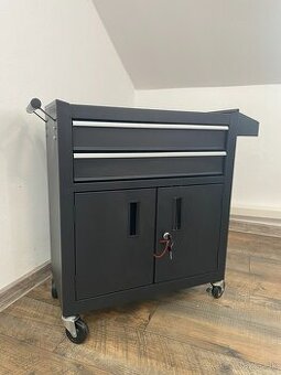 Mobilný stolík na tetovanie