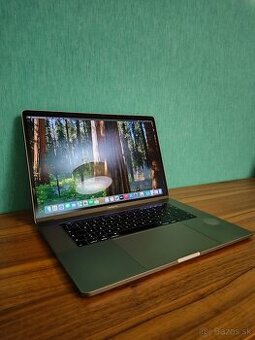 A1990 MacBook Pro • 16GB • 256GB