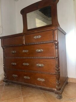 Starožitná komoda z masívu