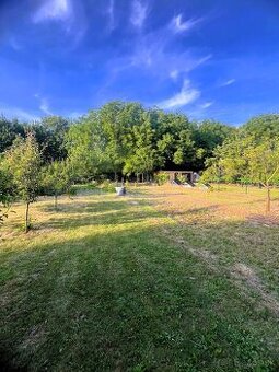 Rekreačný široký slnečný pozemok, Levice, časť Podhradie