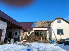 Váľkový dom na rozsiahlom pozemku v okrese Poltár.