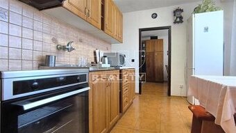 Na predaj veľký 4-izbový byt s balkónom a garážou –...