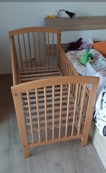 Detská postielka s pohyblivou bočnicou a matracom