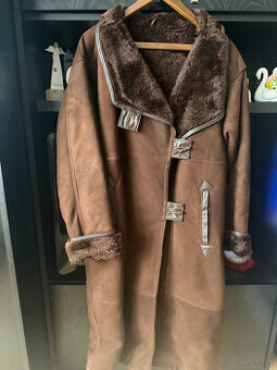 Predám dámsky slovenský kožuch.