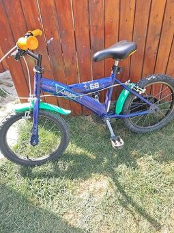 Predam detsky bicykel v dobrom stave z pomocnimy kolieskamy