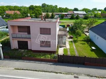 Dvojpodlažný rodinný dom s nádhernou výmerou - 1