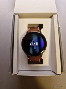 Predám prémiové Garmin Venu 4 (45mm) – Slate / Leather Band
