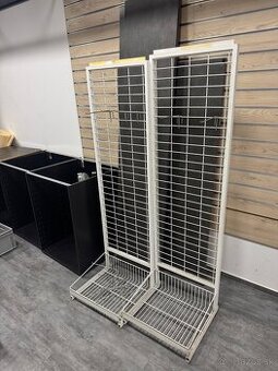 Dva biele drôtové panely v tvare L – zadarmo / za odvoz