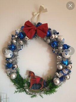 Veľký vianočný veniec s koníkom na zavesenie