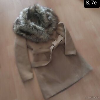Béžový kabát s kožušinkou a opaskom