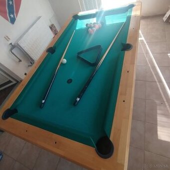 Biliardový stôl Boston s príslušenstvom.