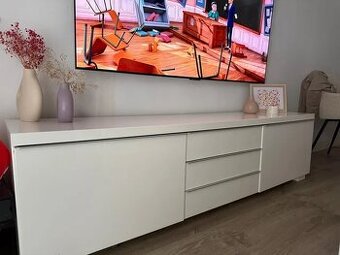 BESTÅ BURS TV komoda biela lesklá, 180x41x49 cm - IKEA