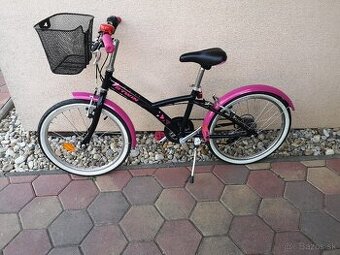 Detský bicykel s prilbou a košíkom