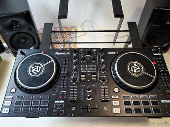 Numark Mixtrack Pro FX + stojan