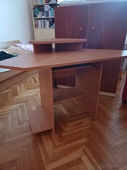 Rohovy pocitacovy stol