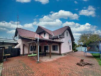 Rodinný dom s pozemkom 995 m², Vlčany, Šaľa - 1