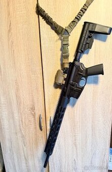 Predám samonabíjaciu pušku AR-15 Ruger MPR 556