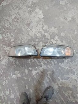 Predám predné svetlá volvo s40 v50