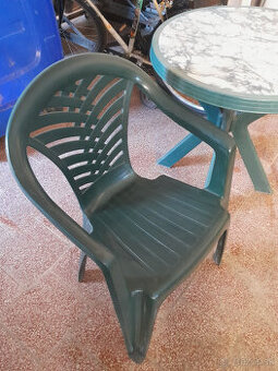 Záhradné plastové stoličky