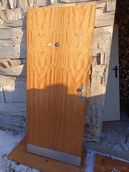 Darujem vchodové dvere