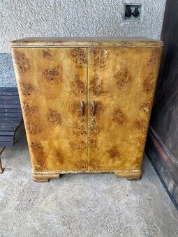 Masívna starožitná skriňa (bielizník) – Art Deco
