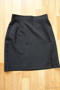Predám krásnu nenosenú tmavočiernu sukňu vo veľkosti 36 zn.O