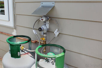 Regulátor tlaku plynu na dve plynové fľaše. NOVÝ + FA