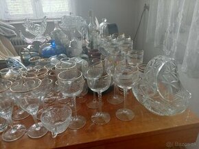 Sklenené poháre, porcelánové šálky