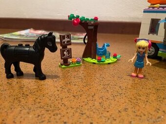 LEGO FRIENDS Mia a jej karavan 41339