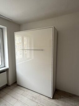 🛏️ Výklopná posteľ do steny (skriňová) – biela, lesklá