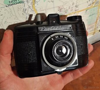 Funkční bakelitový fotoaparát PERFEKTA II z roku 1954