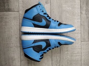 Air Jordan 1 Mid Black University Black