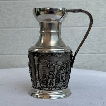 Pěkný cínový džbánek s vesnickými motivy