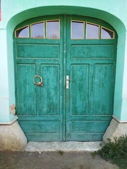 Stará drevená dvojkrídlova brána