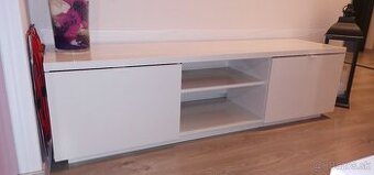 Biela vysoko lesklá skrinka pod TV