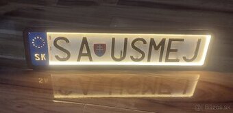 Dekoratívna Lampa v tvare ŠPZ s motívom "USMEJ SA"