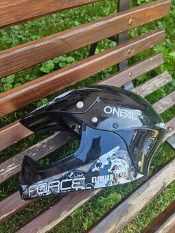Prilba (helma) force downhill