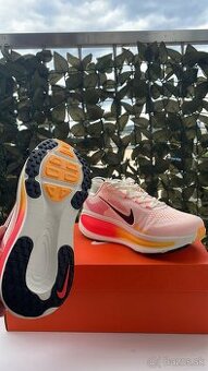 Nike Vomero 18 Sail Bright Crimson