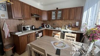 Ponúkame na predaj 4- izbový dvojgeneračný byt s balkónom.