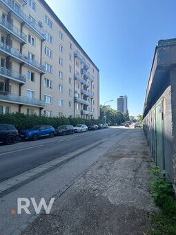 REWIN I Garáž s montážnou jamou a elektrinou na Kukučínovej 