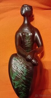 Soška sediaca žena- Jitka Forejtova