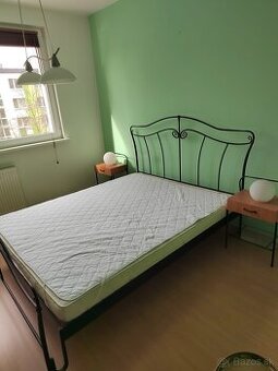 Kovová manželská posteľ