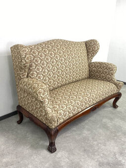 veľká starožitná pohovka s levími labami