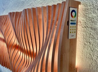 Parametrický akustický panel s LED podsvietením