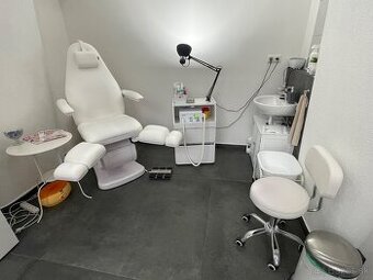 Pedikérske kreslo  a ďalšie vybavenie na pedikúru