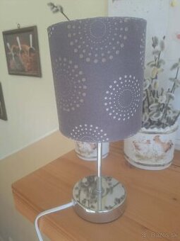 Malá stolná lampa.