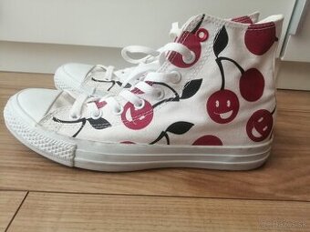 Converse čerešne